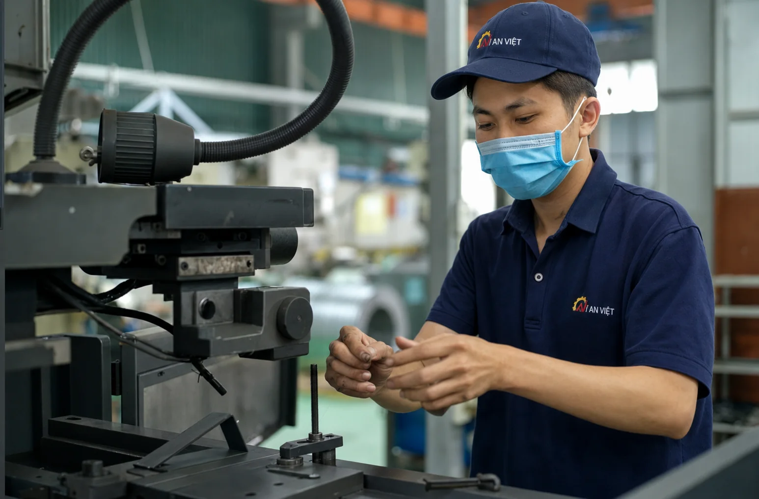 Kỹ thuật viên An Việt vận hành thiết bị gia công